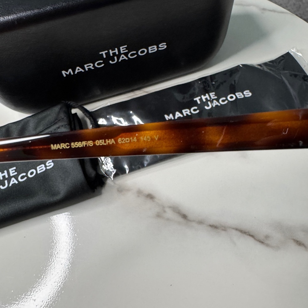 Marc Jacobs Sunglasses with Tortoiseshell Frames - Picture 4 of 4